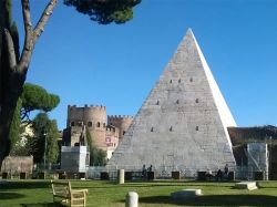 La bianca Piramide Cestia vista dal Cimitero ...