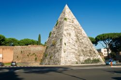 Un tratto delle Mura Aureliane e la Piramide Cestia, a fianco della Porta di San paolo a Roma prima del restauro - © Viacheslav Lopatin / Shutterstock.com
