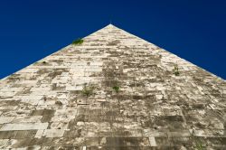 Particolare delle lastre di marmo (fotografia antecedente al restauro) che rivestono la struttura in mattoni a secco della Piramide Cestia a Roma - © Viacheslav Lopatin / Shutterstock.com ...