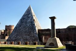 La Piramide di Caio Cestio fotografata dall'interno del CImitero Acattolico di Roma, prima del restauro - © maurizio / Shutterstock.com