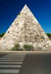 Alta 36 metri la Piramide Cestia domina la skyline del Piazzale Ostiense a Roma, foto precedente al restauro completato nel 2015 - © Viacheslav Lopatin / Shutterstock.com
