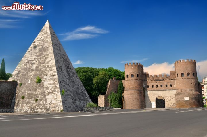 Immagine La Porta di San Paolo e la Piramide di Caio Cestio: siamo in Piazzale Ostiense a Roma - © Olimpiu Pop / Shutterstock.com