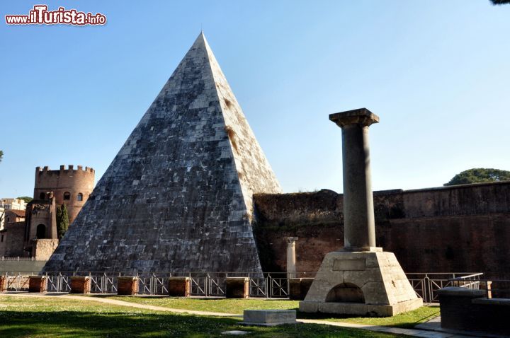 Immagine La Piramide di Caio Cestio fotografata dall'interno del CImitero Acattolico di Roma, prima del restauro - © maurizio / Shutterstock.com