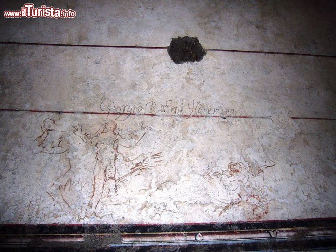 Immagine Graffiti all'interno della Piramide di Caio Cestio. Si possono ammirare durante la visita guidata alla Piramide Cestia che si svolge per due weekend al mese, al mattino - © Lalupa - GFDL - Wikimedia Commons.