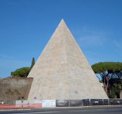 La piramide Cestia come appare oggi, ripulita grazie al restauro finanziato dal mecenate giapponese Yuzo Yagi e costato 2 milioni di euro.