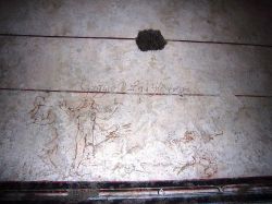 Graffiti all'interno della Piramide di Caio Cestio. Si possono ammirare durante la visita guidata alla Piramide Cestia che si svolge per due weekend al mese, al mattino - © Lalupa - - ...