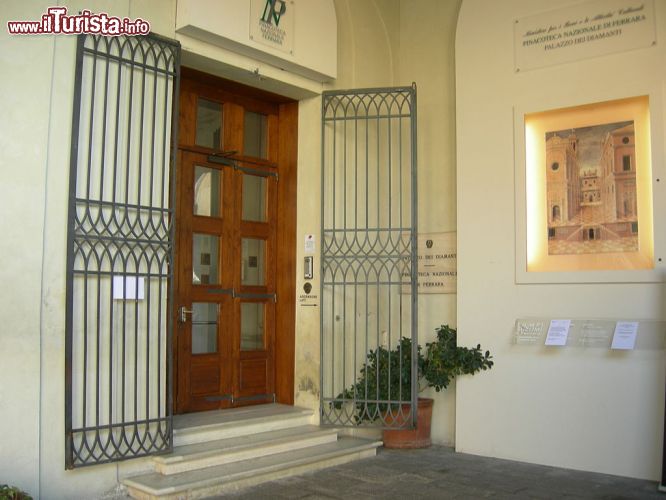 Immagine Ingresso della Pinacoteca Nazionale a palazzo dei Diamanti a Ferrara - © Nicola Quirico - CC BY-SA 4.0 - Wikimedia Commons.