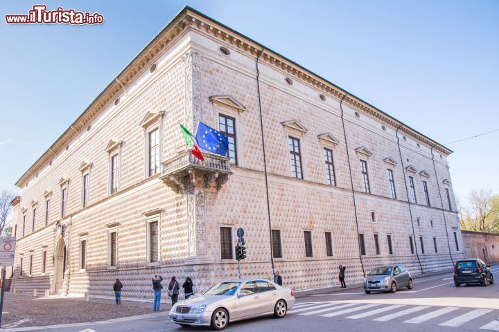 Immagine Il Palazzo dei Diamanti ospita al secondo piano la Pinacoteca Nazionale di Ferrara - © starmaro / Shutterstock.com