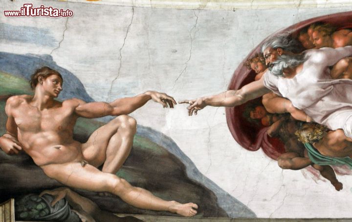 Immagine Uno dei capolavori di Michelangelo, la Creazione di Adamo, della Cappella Sistina - Quest'immagine che ha fatto il giro del mondo e tuttora è conosciuta a livello mondiale, non solo rappresenta il cuore di un affresco Michelangiolesco, ma rappresenta anche quanto di più vincente sia stato fatto nel mondo dell'arte. Virtuosismi e chiaroscuri che sembrano veri, questo dettaglio forse è il più significativo simbolo dell'intero Rinascimento - © Wikimedia Commons.