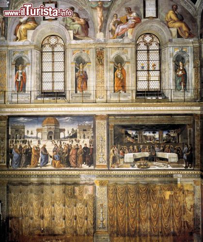 Immagine Le pareti laterali della Cappella Sistina ospitano degli affreschi antecedenti alla ristrutturazione compiuta da Michelangelo - Come spesso accade per le grandi costruzioni e i grandi centri, spesso mentre si cerca qualcosa si trova qualcos'altro. Questo è il caso delle pareti laterali della Cappella Sistina dove, se lo spettatore cerca il Michelangelo Buonarroti, in realtà trova le opere realizzate prima del suo intervento e questo, può dare un'idea perfetta per fare un paragone con il successivo restauro effettuato poi da Michelangelo - © Wikimedia Commons.