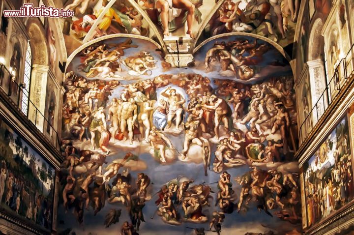 Immagine Fotografia d'insieme del giudizio universale di Michelangelo, Cappella Sistina - Certo, se il Giudizio Universale viene guardato particolare per particolare, ci si rende conto immediatamente della sua grandezza. Ma se questo viene osservato nella sua interezza come nel caso di questa immagine, ecco che se non arriva una sindrome di Sthendal poco ci manca. La sua grandiosità e il suo fascino sono al limite delle vertigini emotive. Una visione a 360° davvero unica - © edella / Shutterstock.com