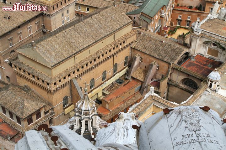 Immagine La cappella sistina fotografata dalla cupola di San Pietro a Roma - Un po' come insegna il film "L'attimo fuggente", occorre guardare le cose da più angolazioni diverse prima di poter affermare di conoscere quella cosa. Ed ecco che, come si nota dalla fotografia, anche la Cappella Sistina se immortalata da San Pietro, assume un diverso carattere. Più intimo o forse più camuffato, non sembra che nascondi tutta la sua meraviglia interna - © Pierre-Jean Durieu / Shutterstock.com