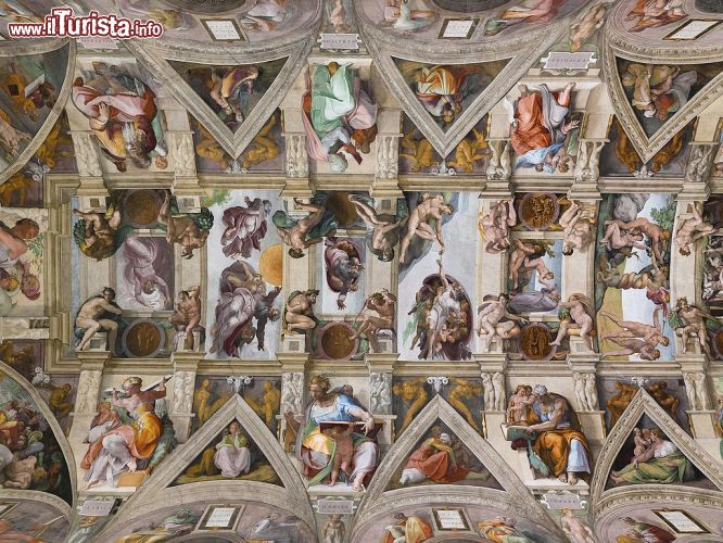 Immagine La volta affrescata della grande Cappella sistina di Roma - Questi affreschi rappresentano i silenziosi testimoni di ogni conclave, che qui si svolgono in occasione dell'elezione di un nuovo Pontefice. Michelangelo Buonarroti dopotutto è sempre stato legatissimo alla committenza ecclesiastica, poiché le più grandi commissioni ottenute, provenivano proprio dalle personalità di chiesa et similia. Nell'immagine come si può vedere, il gioco di luci e di composizione appare fenomenale - © Wikimedia Commons.