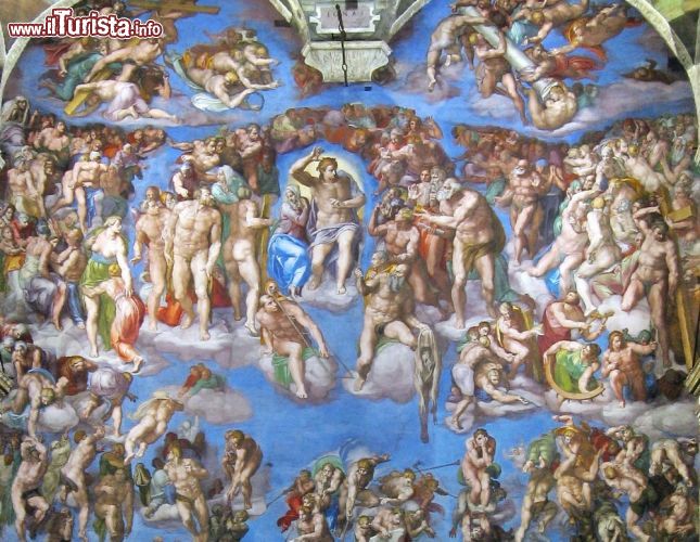 Immagine Il Giudizio Universale, il grande, allegorico affresco di Michelangelo Buonarroti, all'interno della Cappella Sistina di Roma - Le tecniche del cartonato dell'artista Michelangelo le conoscono tutti, ma quello che non tutti sanno, sono le ore che il genio ha impiegato per realizzare questo affresco. Addirittura, prima di finirlo, alcuni critici d'arte sostengono che il Buonarroti stava per perdere la vista, a causa delle mancate protezioni che gli hanno irritato gli occhi per i pigmenti della pittura e non solo. Certo è, che il Michelangelo ha creato un capolavoro destinato ad essere immortale, probabilmente anche grazie alla sua non-prudenza - © Wikimedia Commons.