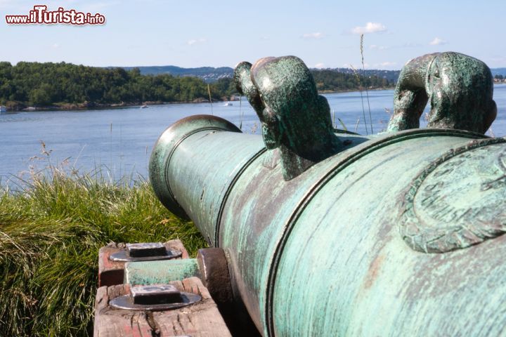 Immagine Un cannone in bronzo, fotografato dall'alto delle mura del castello di Akershus, città di Oslo (Norvegia) - © VanderWolf Images / Shutterstock.com