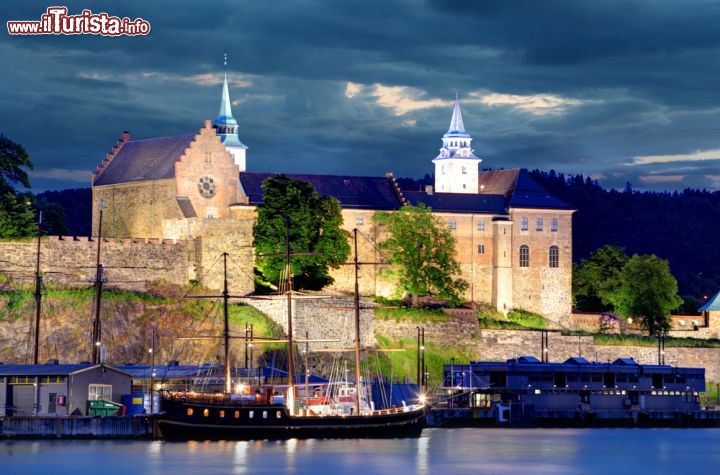 Immagine Una fotografia notturna del complesso della fortezza di Akershus, il famoso castello di Oslo- © TTstudio / Shutterstock.com