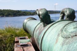 Un cannone in bronzo, fotografato dall'alto delle mura del castello di Akershus, città di Oslo (Norvegia) - © VanderWolf Images / Shutterstock.com