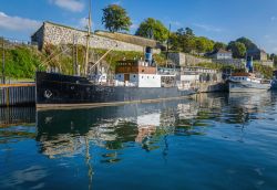 Una vecchia barca sul fiordo a fianco del castello ...