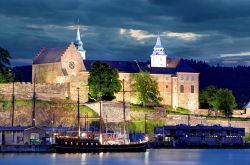 Una fotografia notturna del complesso della fortezza di Akershus, il famoso castello di Oslo- © TTstudio / Shutterstock.com
