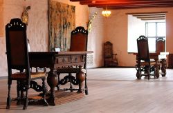 Una sala arredata all'interno del Castello ...