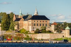 Le mura e il grande castello di Akershus, a Oslo ...