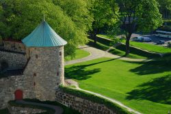 Un torrione della cinta muraria del castello di Akershus ad Oslo - © Bill Draven / Shutterstock.com