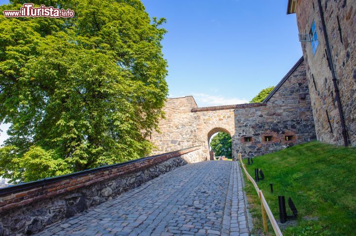 Immagine Porta d'accesso al complesso del castello di Akershus ad Oslo - © Anton_Ivanov / Shutterstock.com