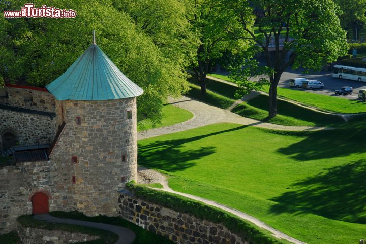 Immagine Un torrione della cinta muraria del castello di Akershus ad Oslo - © Bill Draven / Shutterstock.com