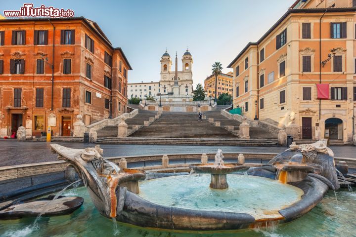 Immagine Una vista surreale: Piazza di Spagna deserta. La fotografia è stata scattata all'alba. In primo piano la Barcaccia, la fontana di Bernini padre e la famosa scalinata di Trinità dei Monti - © S.Borisov / Shutterstock.com