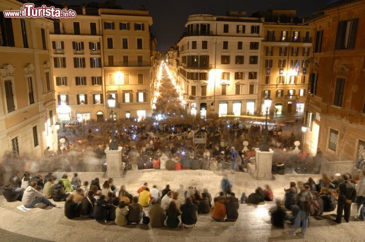 Immagine Movida notturna: Piazza di Spagna e la scalinata di Trinità dei monti piena di turisti e pellegrini - © Ackab Photography / Shutterstock.com