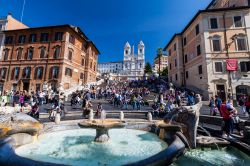 Una bella giornata di sole a Roma, nella cornice di piazza di spagna, il vero salotto della capitale italiana - © Oscity / Shutterstock.com