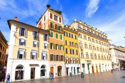 Gli eleganti palazzi di Piazza di Spagna in centro a Roma - © Giancarlo Liguori / Shutterstock.com 