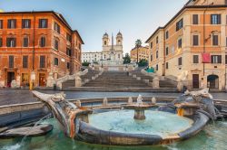 Una vista surreale: Piazza di Spagna deserta. La fotografia è stata scattata all'alba. In primo piano la Barcaccia, la fontana di Bernini padre e la famosa scalinata di Trinità ...