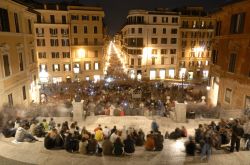 Movida notturna: Piazza di Spagna e la scalinata di Trinità dei monti piena di turisti e pellegrini - © Ackab Photography / Shutterstock.com