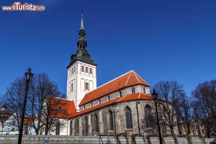 Immagine Niguliste Kiri , ovvero la chiesa-basilica di San Nicola, oggi uno dei musei più famosi di Tallin - © yanugkelid / Shutterstock.com