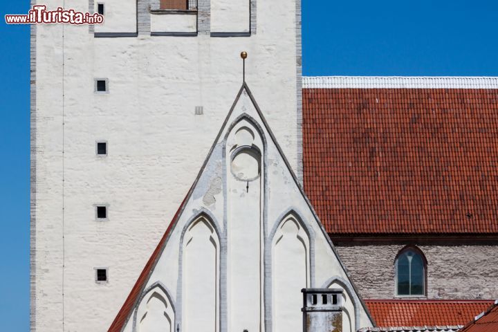 Immagine Particolare dell'edificio della Basilica di San Nicola, nel centro medievale di Tallin - © Roman Tsubin / Shutterstock.com