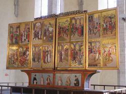 L'altare principale ligneo della Chiesa di San Nicola a Tallin. Opera di Herma Rode che ospita alcuni dipinti che raffigurano la vita di San Nicola ed altri Santi  - © CC ...