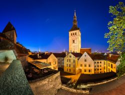 Fotografia notturna del centro di Tallin e della chiesa di San Nicola (Niculiste), oggi uno dei musei cittadini più importanti - © anshar / Shutterstock.com