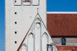 Particolare dell'edificio della Basilica di San Nicola, nel centro medievale di Tallin - © Roman Tsubin / Shutterstock.com