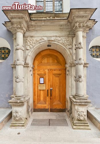 Immagine Portone d'accesso alla Basilica di San Nicola a Tallin - © Joymsk140 / Shutterstock.com