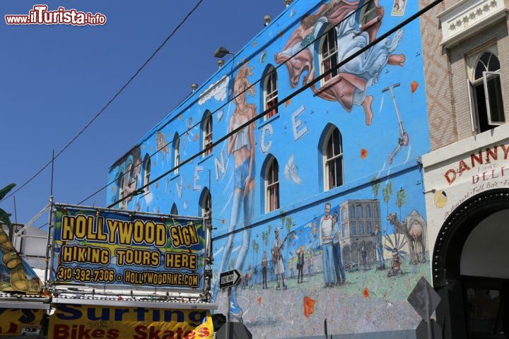 Immagine Un tipico edificio colorato a Venice Beach, una delle spiagge di Los Angeles - © photogolfer / Shutterstock.com