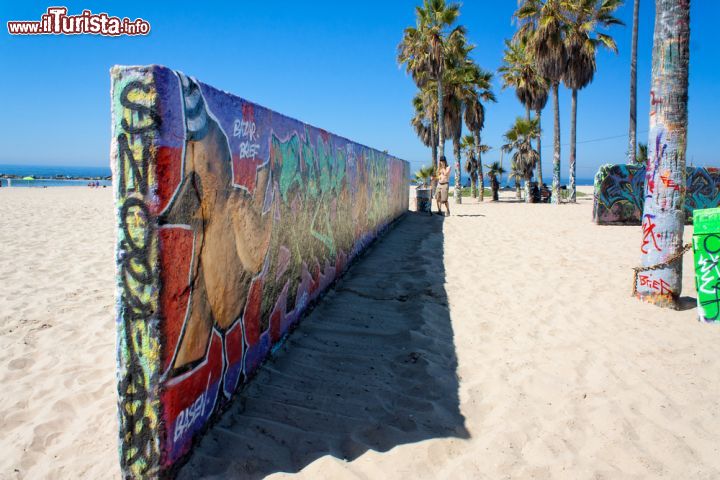 Immagine Un murales sulla spiaggia di Venice beach in California - © 1Ken Wolter / Shutterstock.com