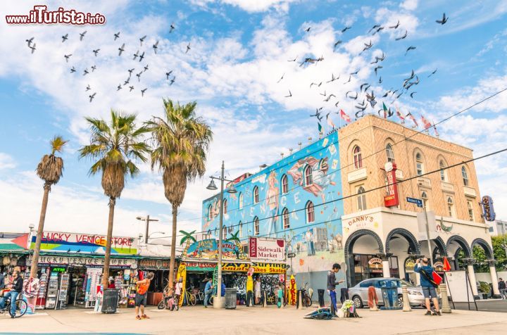 Immagine Ocean Front Walk, il celebre lungomare di Venice Beach, il sobborgo di Los Angeles - © View Apart / Shutterstock.com