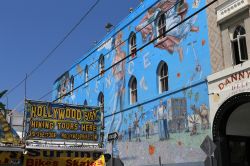 Un tipico edificio colorato a Venice Beach, una delle spiagge di Los Angeles - © photogolfer / Shutterstock.com 