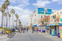 I negozi lungo l'Ocean Front Walk, il lungomare più famoso di Venice a Los Angeles - © oneinchpunch / Shutterstock.com 