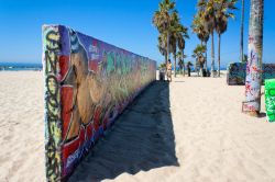 Un murales sulla spiaggia di Venice beach in California - © 1Ken Wolter / Shutterstock.com 