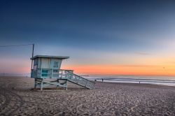 Torretta di guardia (Life Guard) al tramonto a Venice Beach (Los Angeles) - © Konstantin Sutyagin / Shutterstock.com
