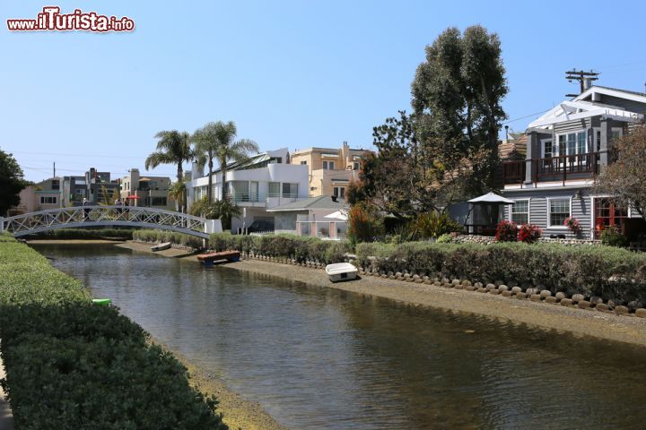 Immagine Uno dei canali tipici di Venice a Los Angeles - © photogolfer / Shutterstock.com