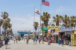 Passeggiando sul lungomare di Venice Beach, uno dei luoghi più cool di Los Angeles - © mariakraynova / Shutterstock.com 