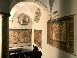 Uno scalone all'interno di Palazzo Spinola, una delle dimore storiche della Liguria